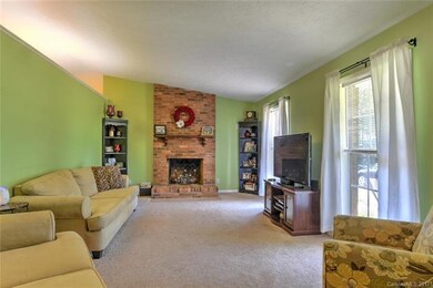 111 Chapman Dr, Hendersonville, NC 28792 - photo 4