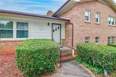 902 Thomas St, Statesville, NC 28677 - photo 3