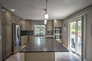 Brand new kitchen. New granite, cabinets and backs