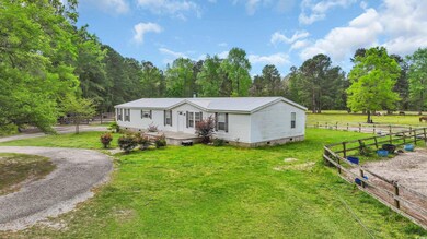 Manufactured / mobile home featuring a front yard,