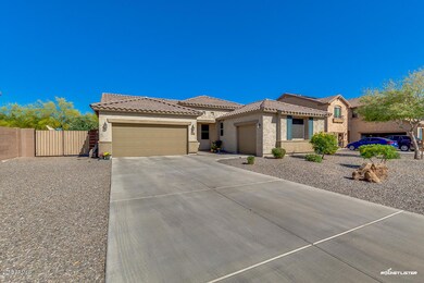 Great driveway, drive up to 10'gate