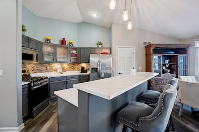 921 E Prairie View Dr, Oak Creek, WI 53154 - photo 2