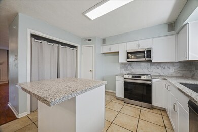 1900 Bay Area Blvd unit 110, Houston, TX 77058 - photo 7
