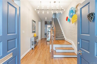 Wonderful entrance through the vestibule....