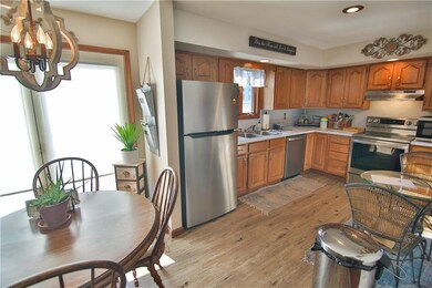 Kitchen / Dining combo w/laminate flooring