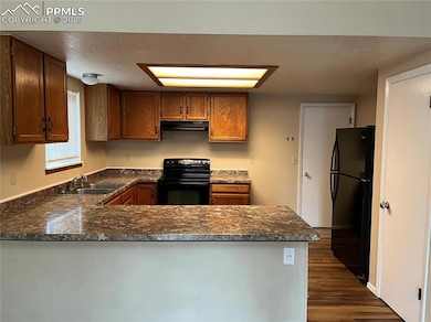 Kitchen with kitchen peninsula, sink, black applia