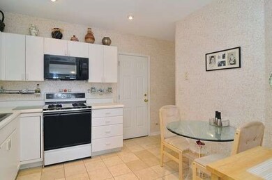 439 Town Place Cir unit 439, Buffalo Grove, IL 60089 - photo 5