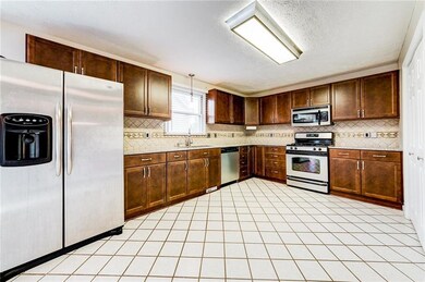 LARGE EAT IN KITCHEN W/STAINLESS STEEL APPLIANCES