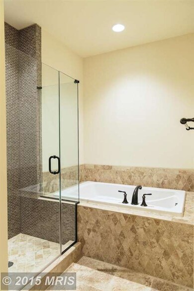 10695 Yorktown Ct, Fairfax, VA 22030 - photo 3