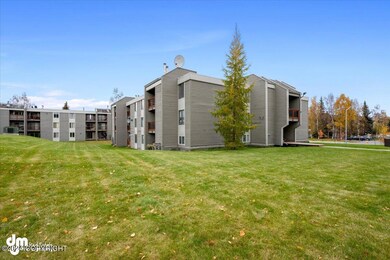 04-Front Exterior-Green space_SLS_-8231