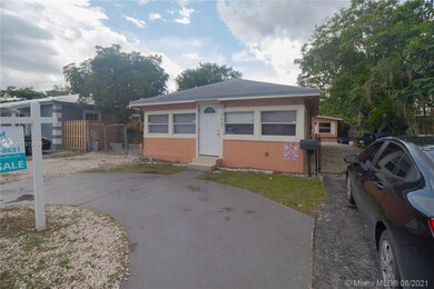 Front house unit 2/2 with washer dryer hook up. 