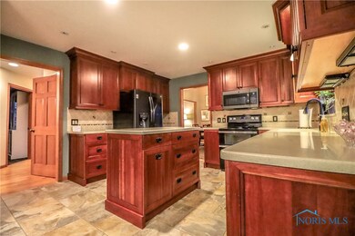 updated kitchen w/tile flooring, ss counters & cus
