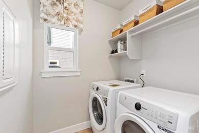 Laundry area with baseboards and independent washer and dryer
