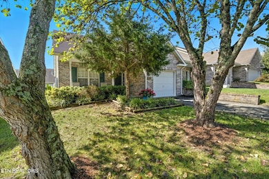 1652 Emerald Pointe Ln, Knoxville, TN 37918 - photo 2