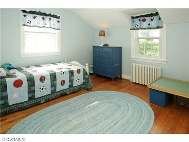 Bedroom - Lot's of natural light & hardwood floors