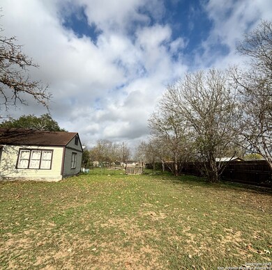 1000 E 2nd St, Nixon, TX 78140 - photo 5