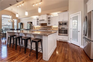 Huge island, large pantry, gas cooktop, barrel ceiling, great lighting...enjoy cooking here!
