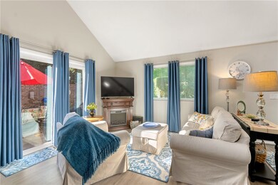 813 Williamsburg Cir, Warwick, RI 02886 - photo 4