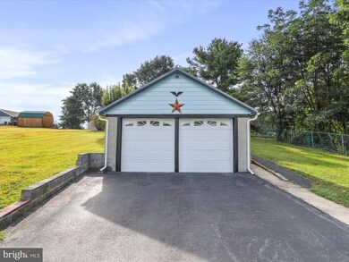 817 Maple St, Waynesboro, PA 17268 - photo 5