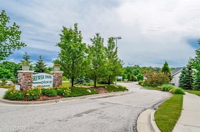 55 Brewer Park Cir unit 18, Grand Rapids, MI 49548 - photo 2