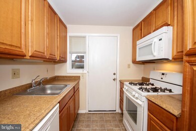 1022 Foxridge Ln, Essex, MD 21221 - photo 6