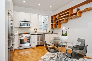Chef's kitchen with Fisher/Paykel double dishwashe