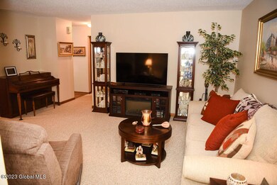 1609 Cambridge Manor Dr unit 1609, Schenectady, NY 12302 - photo 3