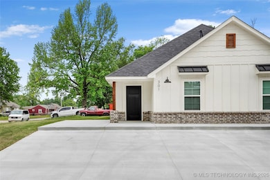 821 E 11th St, Claremore, OK 74017 - photo 2