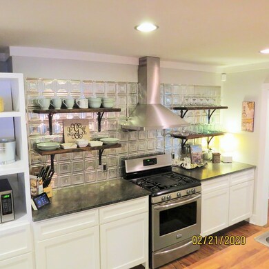Gas Range w Hood Vent