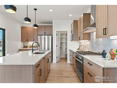 Hybrid range providing the discerning chef the precision of electric ovens and the responsiveness of gas burners