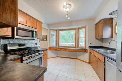 Granite counter tops, stainless steel appliances, 
