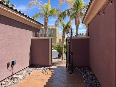 GATED COURTYARD WITH MECAHNICAL LOCK