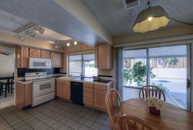 005_Casual Dining - Kitchen