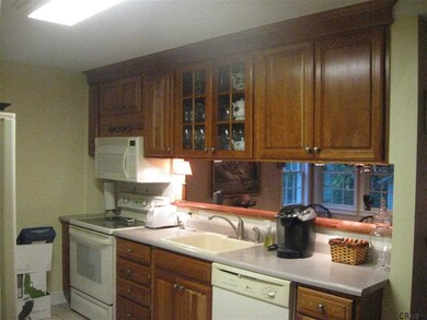 11 Knickerbocker Rd, Schenectady, NY 12302 - photo 3