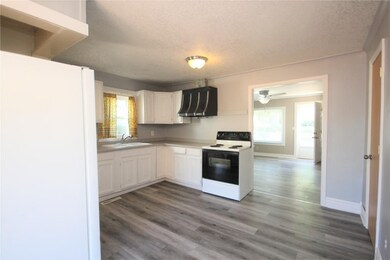 216 E Leland Ave, Des Moines, IA 50315 - photo 4