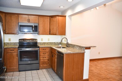 80 Surrey Hill Dr, Latham, NY 12110 - photo 4