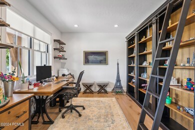 3_Office_1800x1200_4139626