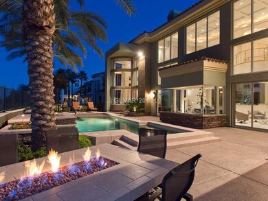 Yard/Garden. Dramatic Outdoor Entertaining