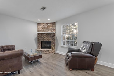 010 LIVING ROOM 3