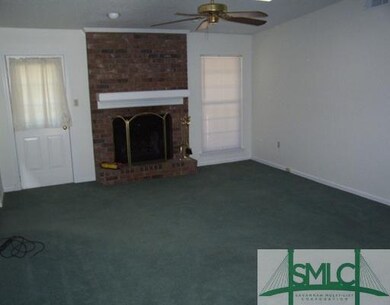 Den/Family/Great Room. WOOD-BURNING FIREPLACE IN G