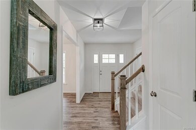 Foyer has Laminate Floors.