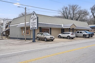 Commercial w/ Apartment Reeds Spring