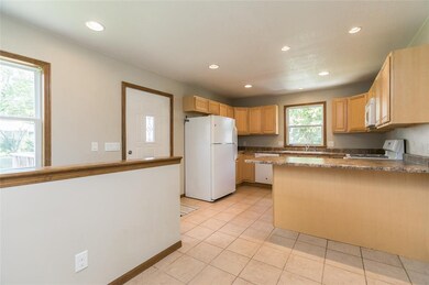 1666 9th St NW, Cedar Rapids, IA 52405 - photo 2