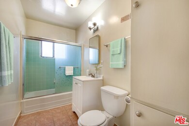 Bath w/Virtual Staging