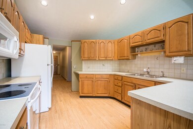 AmpleCabinetry&CounterSpace