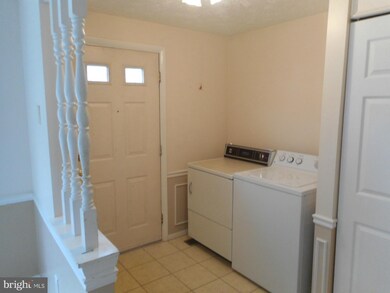 19111 Willow Spring Dr, Germantown, MD 20874 - photo 2