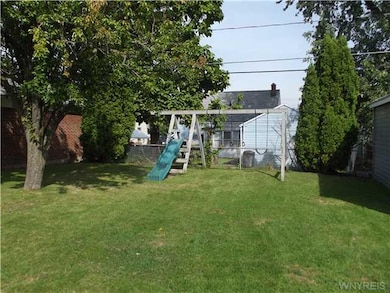 Backyard Fully fenced and a pear tree (no partridg