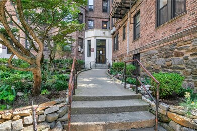 Brady Court unit 117, Bronx, NY 10462 - photo 2