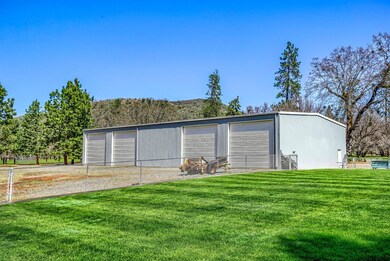 12300 Blackwell Rd, Central Point, OR 97502 - photo 3