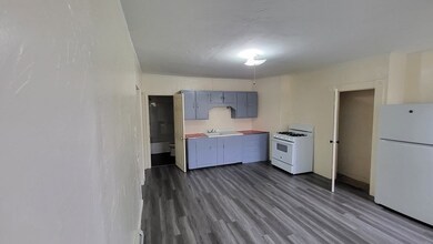 265 W 6th St unit 1st Rear, Lowell, MA 01850 - photo 5